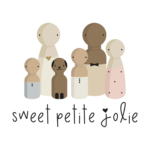 Logo ontwerp, logo ontwerper, logo houten poppetjes, logo Sweet Petite Jolie | Ontwerpstudio Nanaa