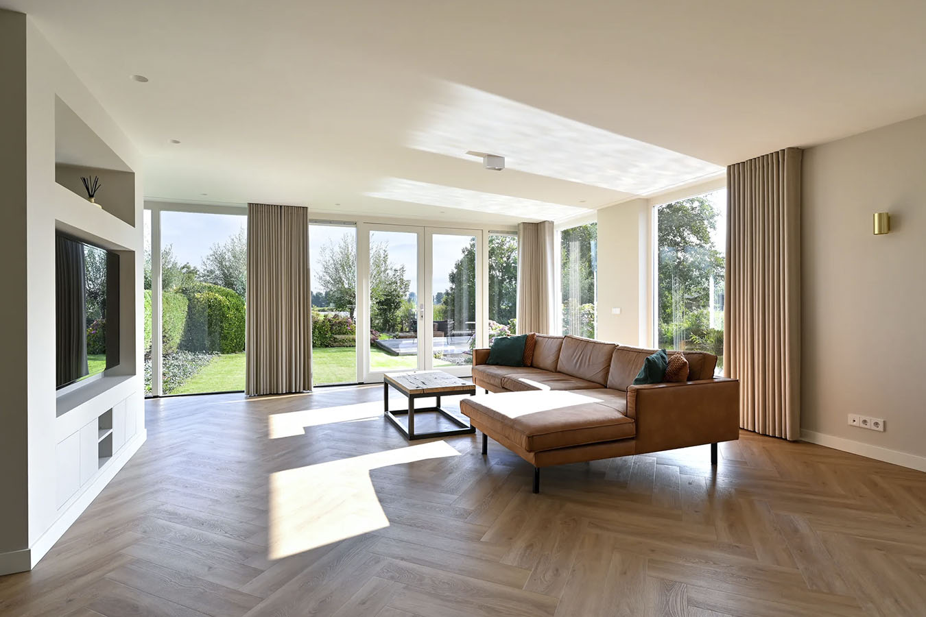 Grote, lichte uitbouw, verbouwing met uitbouw | Ontwerpstudio Nanaa