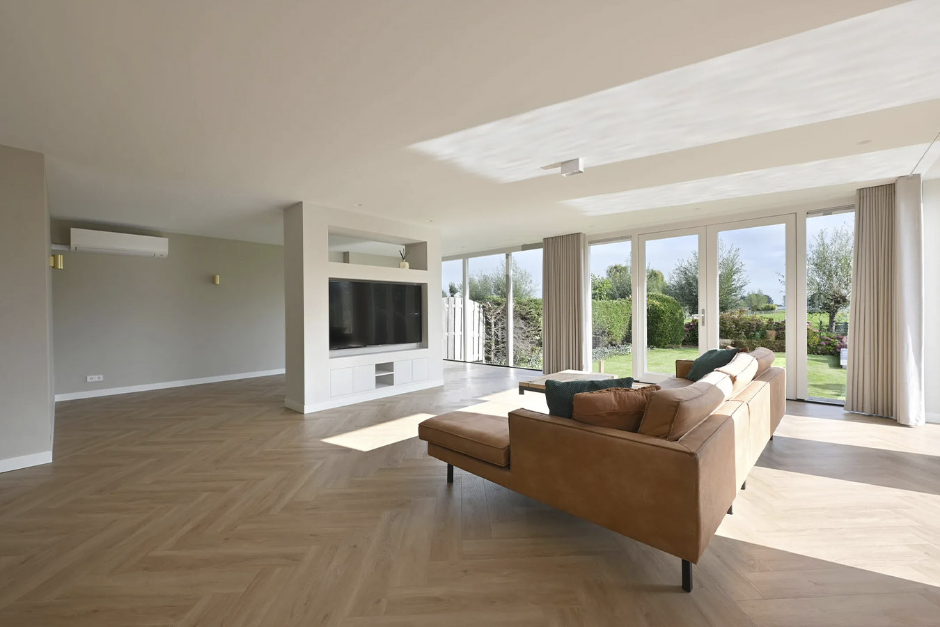 Grote, lichte uitbouw, verbouwing met uitbouw | Ontwerpstudio Nanaa